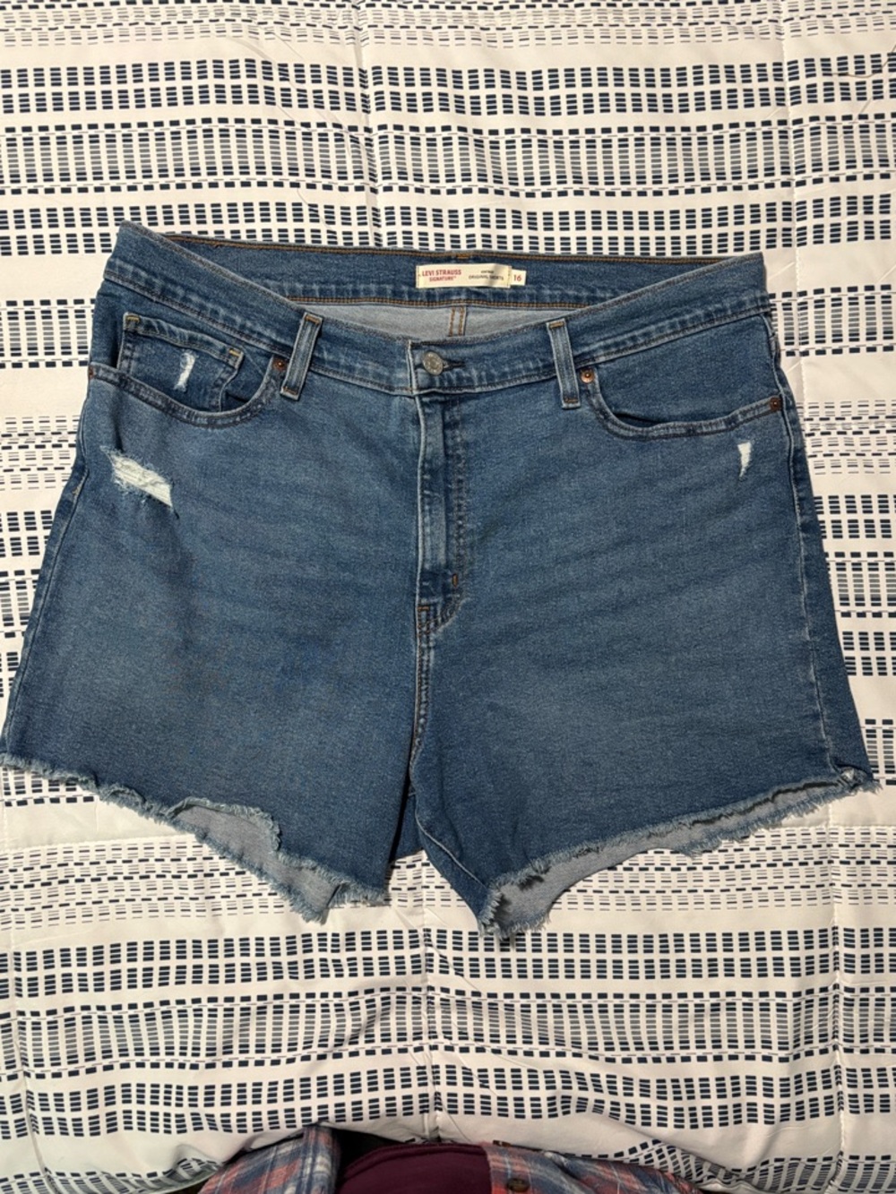 Levi's Medium Blue High-Rise Frayed Hem Jean Shorts - Picture 2 of 6